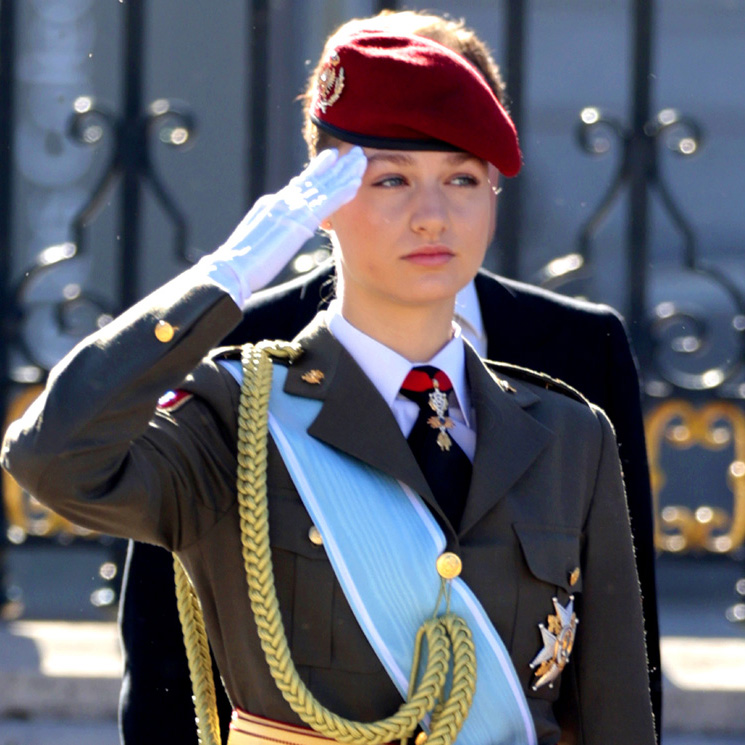 El uniforme de Leonor en su debut en la Pascua Militar, con la banda azul de la Gran Cruz de la Orden de Carlos III