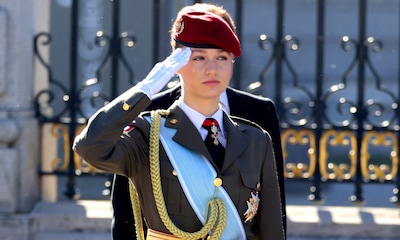 El uniforme de Leonor en su debut en la Pascua Militar, con la banda azul de la Gran Cruz de la Orden de Carlos III