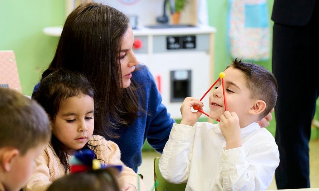 Los cariñosos gestos de la reina Letizia con los alumnos de un colegio en León