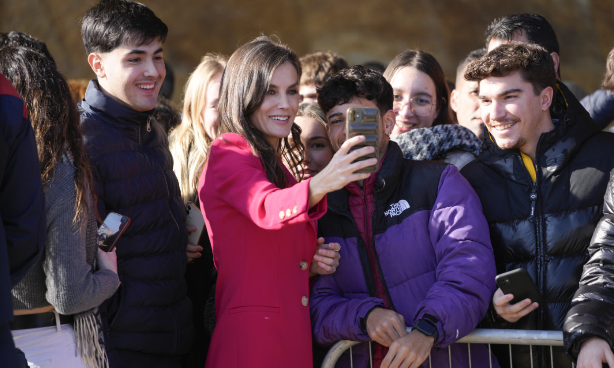 El paso de la reina Letizia por Lleida: muchos selfies, foto con Alfred García y un reencuentro artístico