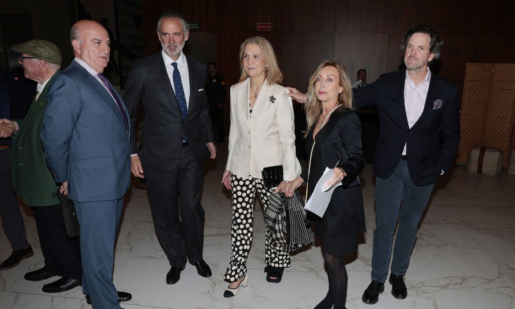 La infanta Elena aparece con una bota ortopédica en su pie izquierdo