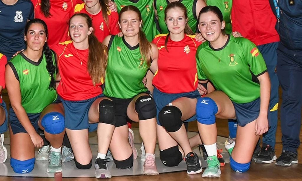 La princesa Leonor se despide de Murcia con un partido de voleibol con sus compañeras militares