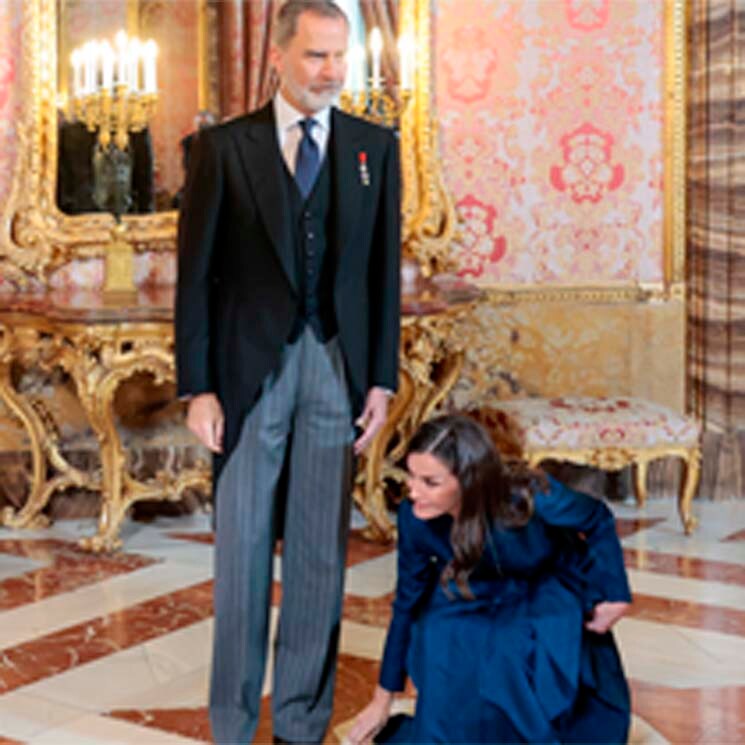 La reacción de la reina Letizia cuando se le cae su pulsera de diamantes y zafiros en plena recepción