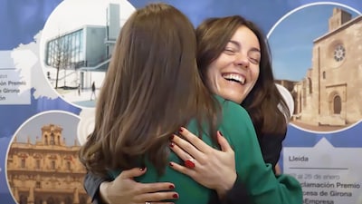 El espontáneo gesto de la reina Letizia abrazando a la actriz Vicky Luengo