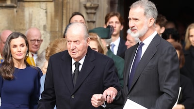 Los reyes Felipe y Letizia se reencuentran con don Juan Carlos y doña Sofía en la misa en recuerdo al rey Constantino en Reino Unido