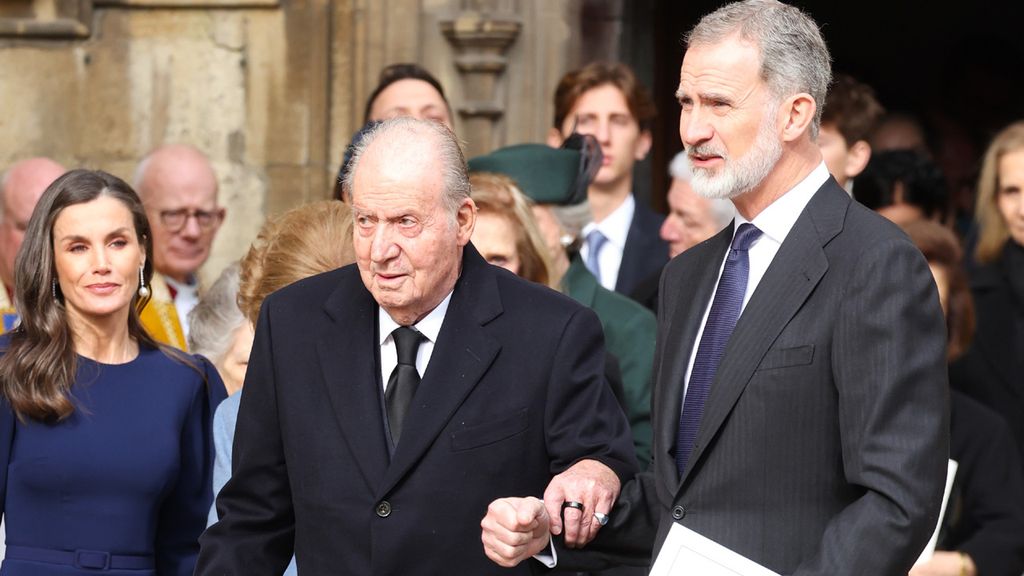 El gesto del rey Felipe con el rey Juan Carlos