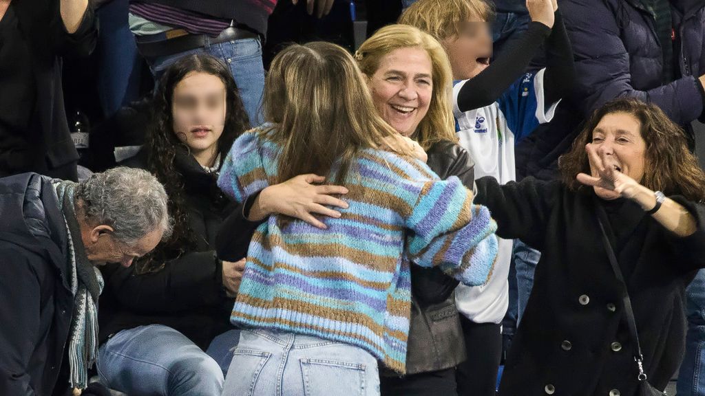 La infanta Cristina y Johanna Zott, entre abrazos y saltos, animando a Pablo