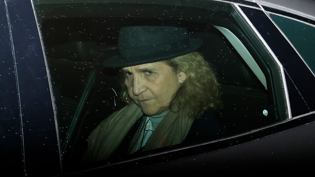 La infanta Elena visita a su padre en Sanxenxo, donde se prepara para las regatas