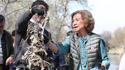 La reina Sofía participa en la localidad madrileña de Rivas de la limpieza del río Manzanares