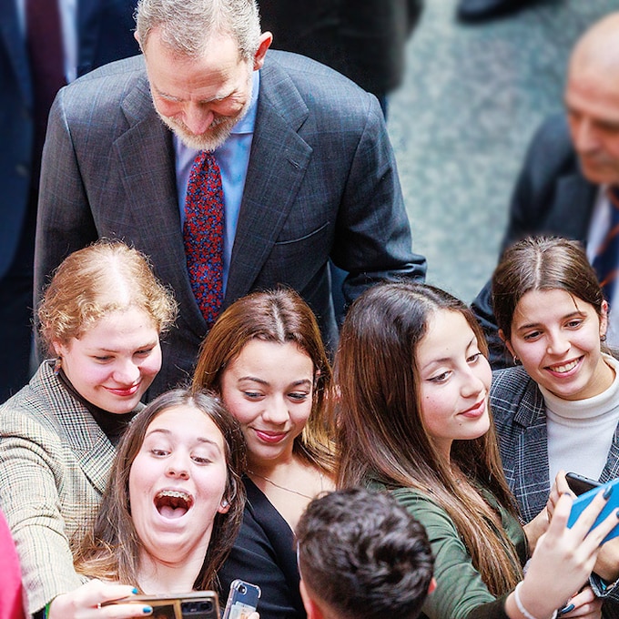 ¡Todos quieren un 'selfie'! El rey Felipe causa sensación entre los jóvenes en Cádiz