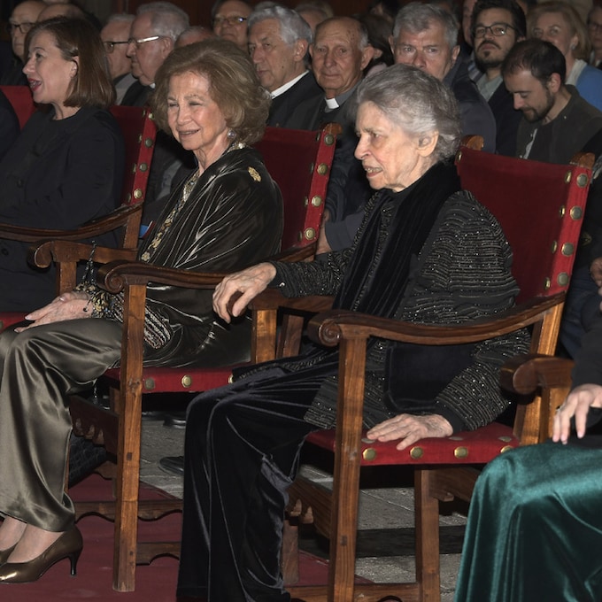 La reina Sofía, con su hermana Irene de Grecia, acude al concierto benéfico en Palma con el que arranca sus vacaciones de Pascua