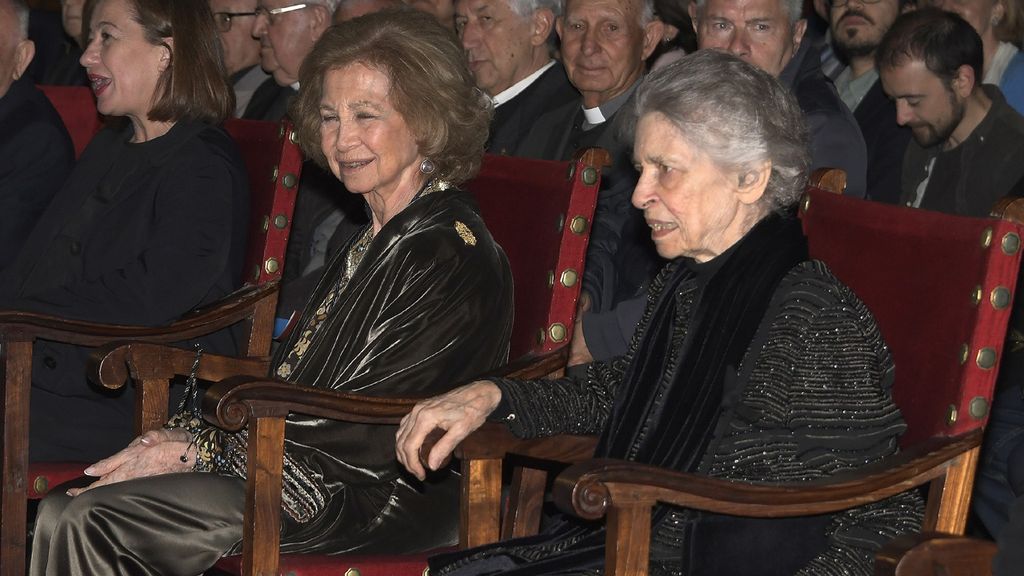 La reina Sofía, con su hermana Irene de Grecia, acude al concierto benéfico en Palma con el que arranca sus vacaciones de Pascua