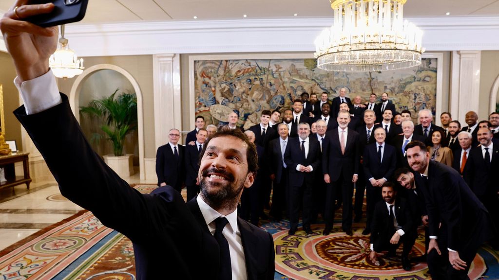 El momentazo de Sergio Llull haciéndose un selfie con el rey Felipe y el Real Madrid de baloncesto