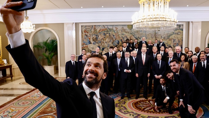 Sergio Llull haciendo un selfie con el Rey y el Real Madrid de baloncesto