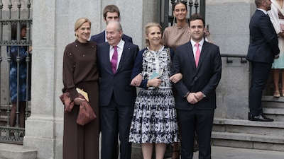El rey Juan Carlos, con las infantas Elena y Cristina, acude a la boda de José Luis Martínez-Almeida y Teresa Urquijo