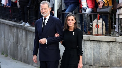 Los reyes Felipe y Letizia, junto a don Juan Carlos y doña Sofía, encabezan el funeral por Fernando Gómez-Acebo