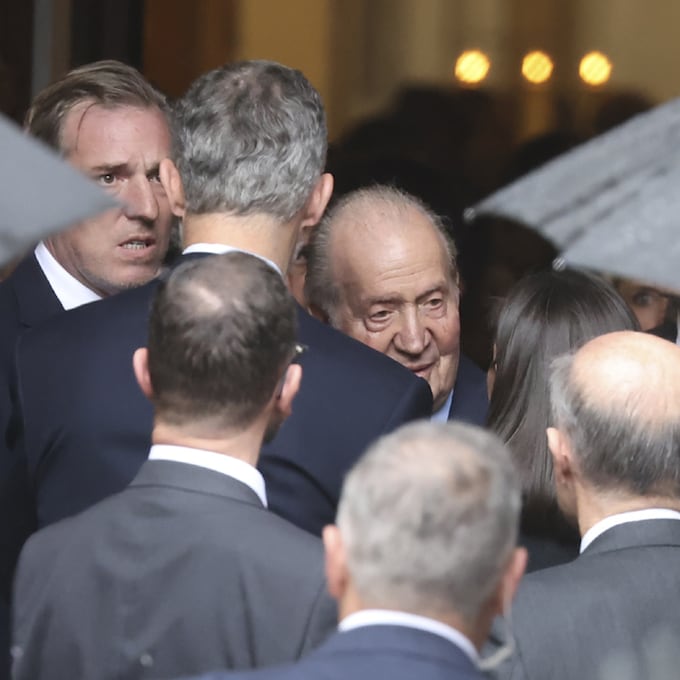 Las imágenes del reencuentro de los reyes Felipe y Letizia con don Juan Carlos en el funeral por Fernando Gómez-Acebo