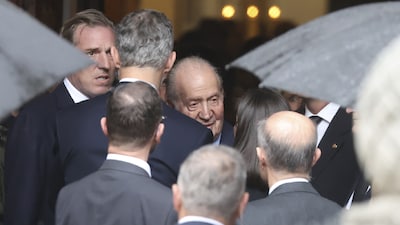 Las imágenes del reencuentro de los reyes Felipe y Letizia con don Juan Carlos en el funeral por Fernando Gómez-Acebo