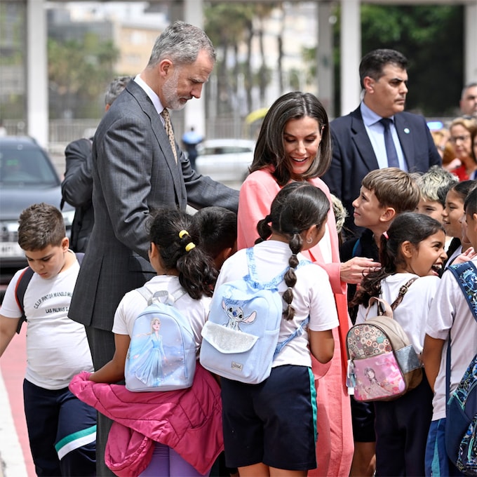 Los reyes Felipe y Letizia presiden un acto en Las Palmas mientras doña Sofía permanece ingresada en Madrid 