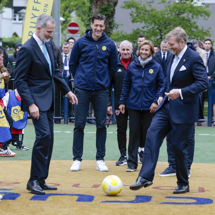El rey Felipe y Guillermo de Países Bajos saltan al terreno de juego y dan unos toques al balón en la Fundación Cruyff