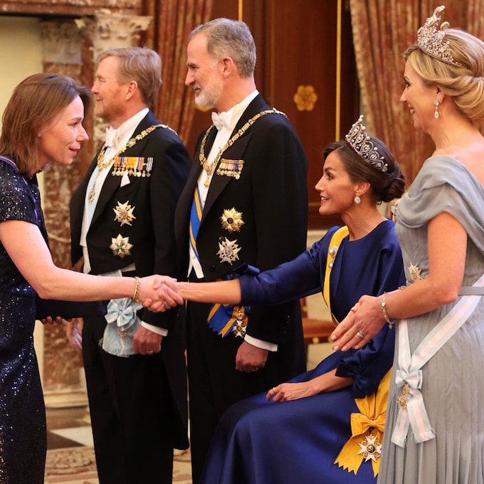 El motivo por el que la reina Letizia ha realizado el besamanos sentada