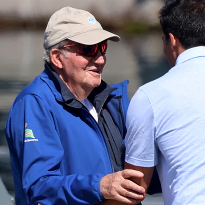 El rey Juan Carlos, relajado y sonriente, reaparece en el puerto deportivo de Sanxenxo para participar en las regatas