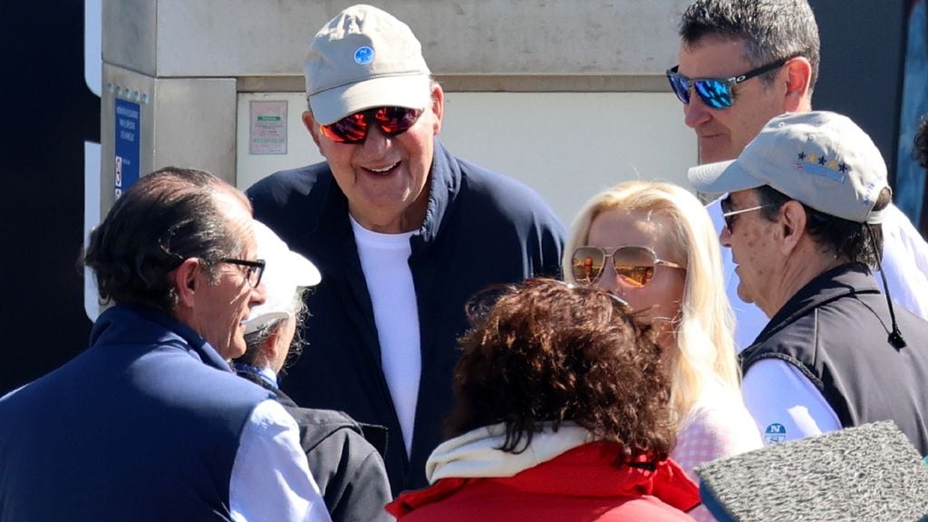 Don Juan Carlos vuelve por segundo día al Real Club Náutico de Sanxenxo, pero de nuevo sin subirse a bordo del 'Bribón'