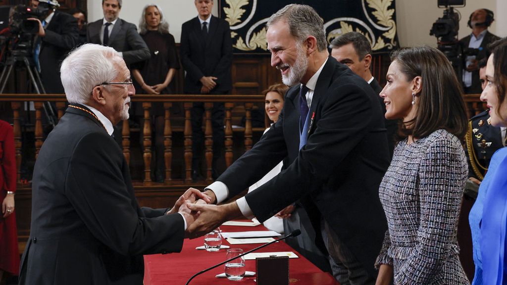 Los reyes Felipe y Letizia entregan el premio Cervantes al escritor leonés Luis Mateo Díez