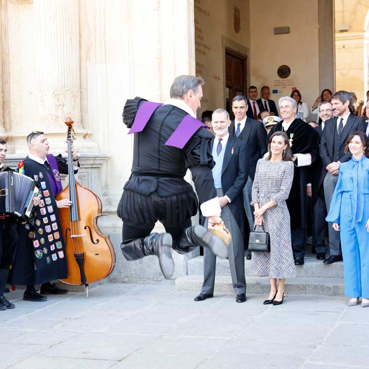 Las anécdotas de los reyes Felipe y Letizia con la tuna: foto de familia, baile y aplausos