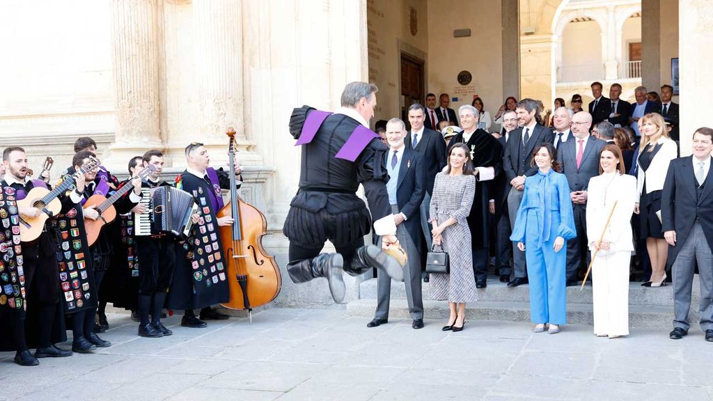 Las anécdotas de los reyes Felipe y Letizia con la tuna: foto de familia, baile y aplausos