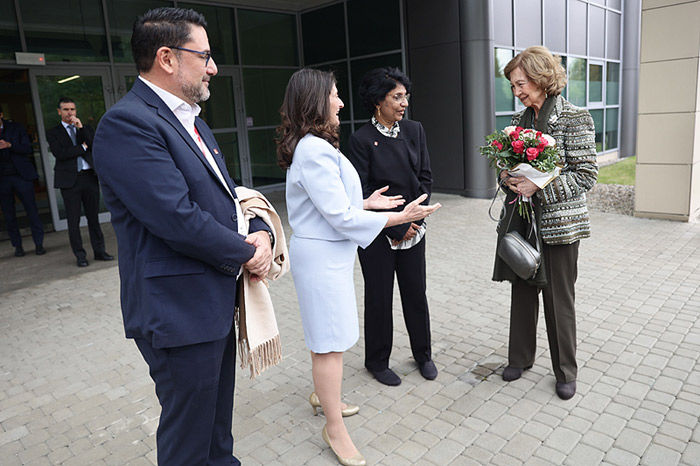 La reina Sofía llegando al acto, donde le han regalado un ramo de flores