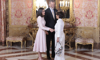 Los reyes Felipe y Letizia celebran el Premio Cervantes con escritores como Sonsoles Ónega en el Palacio Real