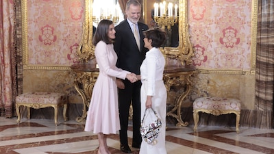 Los reyes Felipe y Letizia celebran el Premio Cervantes con escritores como Sonsoles Ónega en el Palacio Real