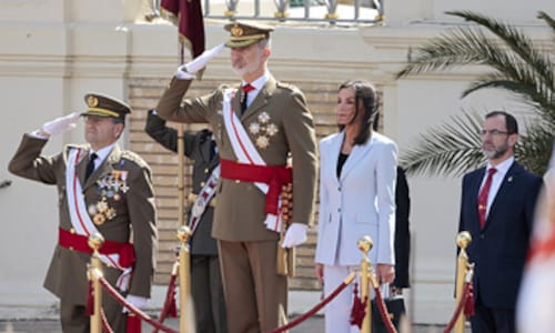 El rey Felipe vuelve a jurar la bandera 40 años después acompañado de la reina Letizia y la princesa Leonor