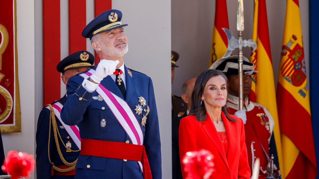 Los Reyes presiden el desfile de las Fuerzas Armadas en Oviedo, un acto muy especial por doble motivo