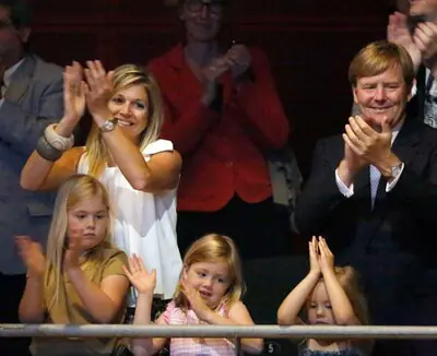 Máxima de Holanda y su familia asisten a un concierto por y para los niños