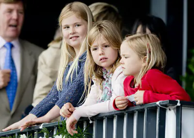 Los Reyes de Holanda y sus tres hijas, en las carreras de Rotterdam