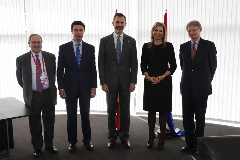 El rey Felipe recibe a Máxima de Holanda a su llegada a Barcelona