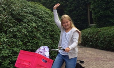 Amalia de Holanda, muy sonriente y en bici en su primer día de instituto