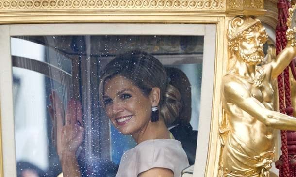 Máxima de Holanda, una bella Cenicienta con carroza y paraguas de 'cristal'
