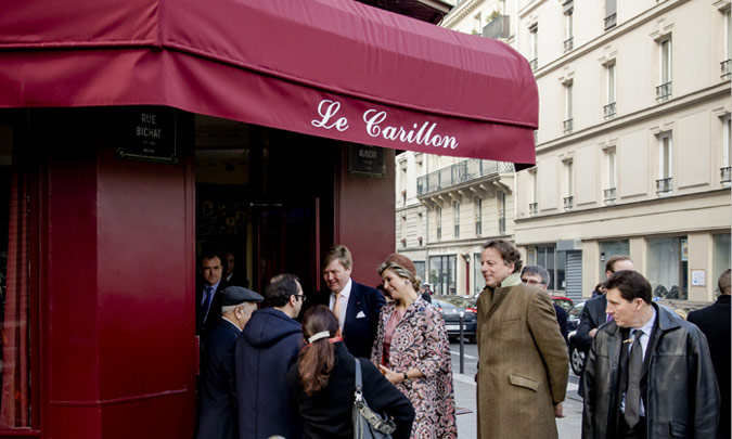 Guillermo y Máxima de Holanda visitan 'Le Carillon', uno de los bares de los atentados de París