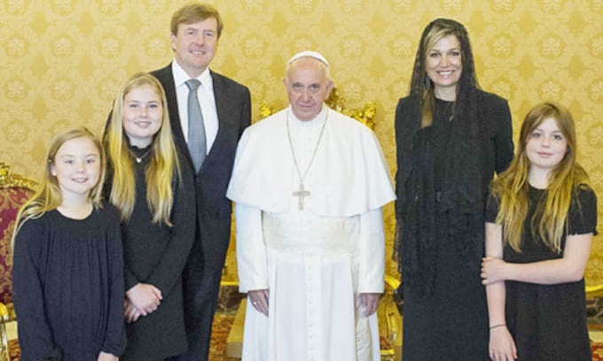 Los Reyes de Holanda y sus tres hijas, recibidos por el Papa