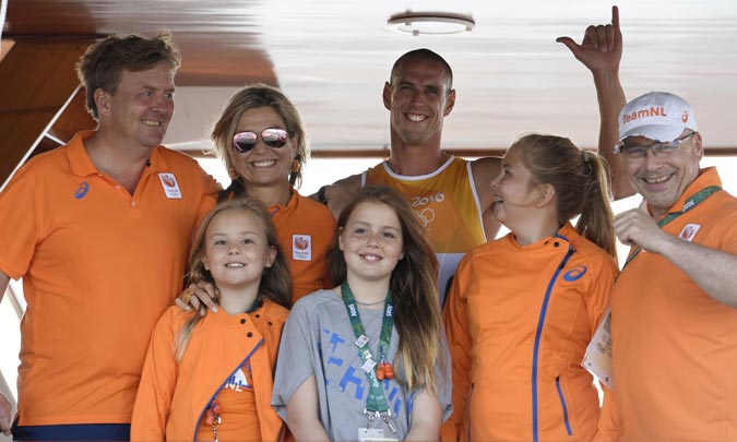 Los Reyes de Holanda y sus tres hijas arropan a sus olímpicos