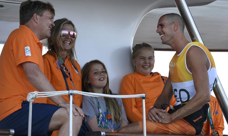Los Reyes de Holanda y sus tres hijas arropan a sus olímpicos