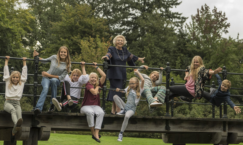 Beatriz de Holanda celebra su 80º cumpleaños con las nuevas generaciones: Quién es quién en la divertida foto