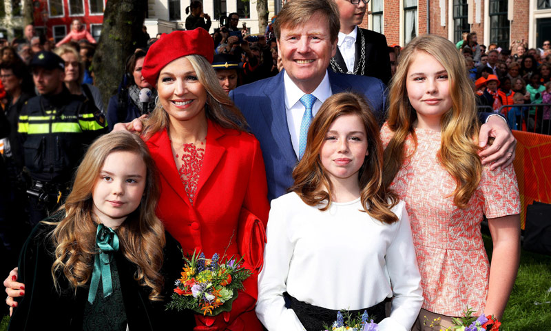 Los Reyes de Holanda y sus tres hijas desconectan a ritmo de Beyoncé