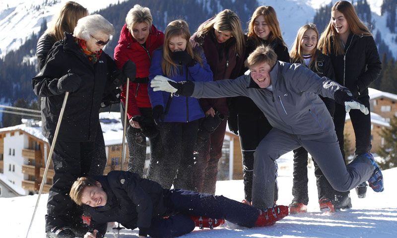 El 'photobomb' y otros grandes momentos del posado de la Familia Real holandesa en la nieve
