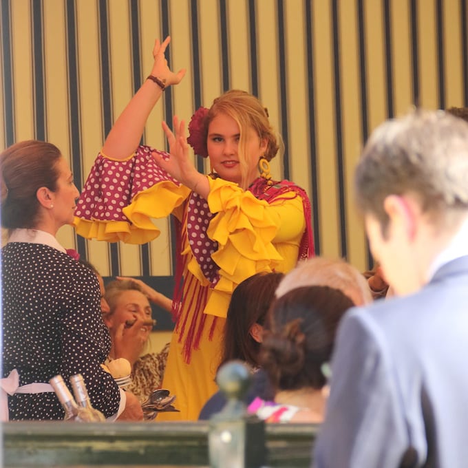 Amalia de Holanda se arranca por sevillanas en la Feria de Abril, ¿cuándo veremos a la princesa Leonor?