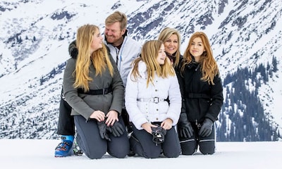 Risas, arrumacos... el posado 'de anuncio' de Guillermo y Máxima de Holanda con sus hijas en la nieve