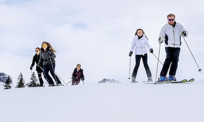 ¡Los ‘Reyes’ de la pista! La destreza de Máxima y Guillermo de Holanda esquiando con sus hijas